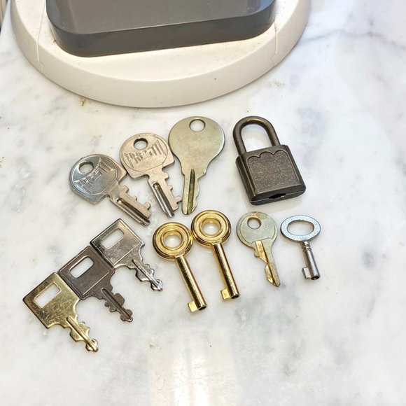 Lot 10 Small Luggage or Bag Replacement Keys + 1 Old Lock 2 Presto + Unbranded - Picture 1 of 6